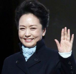 从青涩到稳重高雅的蜕变，回顾中国第一夫人的成长