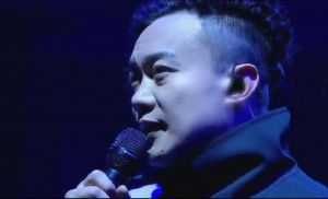 陈奕迅演唱会演绎张国荣经典歌曲《寂寞夜晚》道出心中与"哥哥"不为人知的秘密