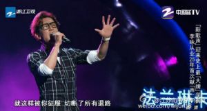 中国新歌声李咏唱歌视频 李咏深情演唱《导师经典歌曲串烧》惊呆了四位导师