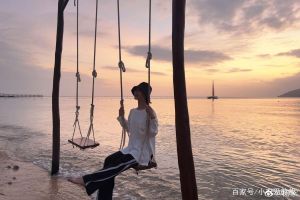 杨紫海边美照曝光，休闲装扮尽显少女感