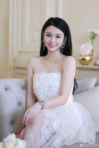 邱淑贞女儿沈月时尚事业崛起，姐妹花各展魅力风采