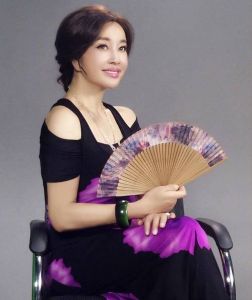 74岁刘晓庆恋情保姆关系引热议，人生坎坷自信美丽